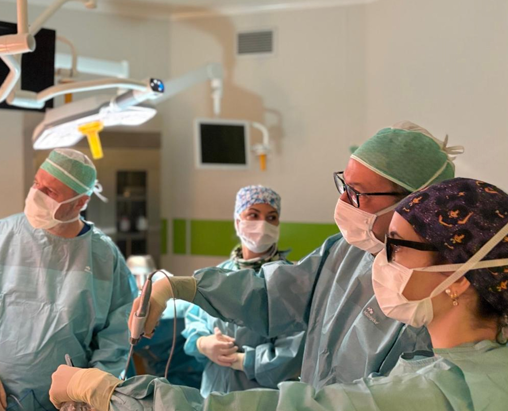 Intervento chirurgico multidisciplinare all’ospedale Santa Rosa: rimosse due neoplasie in un’unica seduta grazie alla laparoscopia avanzata